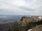 Das mächtige Gipfelkreuz am Hochfelln - Ausblick auf den Chiemsee