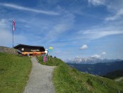 Der Wanderweg führt vorbei an der Hochzeller Alm