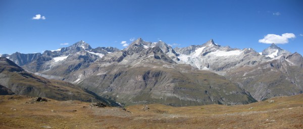 Der Blick vom Gornergrat auf die Höhbalmen mit beeindruckender Bergwelt im Hintergrund