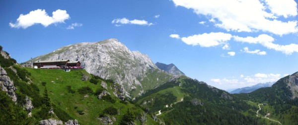 Die Jenner Bergstation mit dem Hohen Brett im Hintergrund 