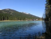 Blick vom Ostufer auf den Jägersee mit dem gleichnamigen Gasthof.