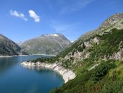 Wir blicken auf die Jagasteig Hütte und die Andachtsstelle nahe dem Ufer.