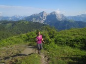 Der mächtige Kaiserschild mit dem Hochkogel beeindruckt während des Aufstieges sehr