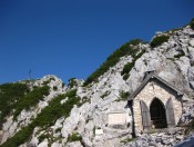Die Kapelle beim Reichenhaller Haus und das Gipfelkreuz des Hochstaufen