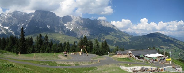 Die Karbachalm mit Toni's Almspielplatz für Jung und Alt