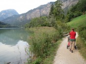 Der Wanderweg rund um den Thumsee ist bestens mit dem Kinderwagen befahrbar