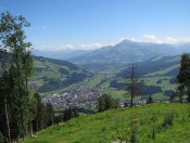 Beim Abstieg vom Gaisberg genießen wir den Ausblick auf Kirchberg und das Kitzbüheler Horn
