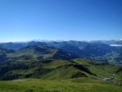 Die Kitzbüheler Alpen mit dem schneebedeckten Großglockner in der Bildmitte