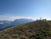 Erschöpft genießen wir den Ausblick vom Gipfel auf die Salzburger Bergwelt