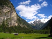 Blick ins Kötschachtal auf die schneebedeckte Bergwelt der Tischlergruppe