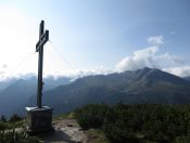 Blick vom Gipfelkreuz des Hirschkarkogels zum Kreuzkogel