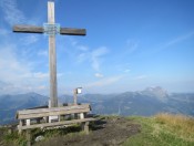 Das Gipfelkreuz vom Kreuzkogel mit dem Bernkogel im Hintergrund