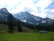 Blick auf das am Grad befindliche Watzmannhaus und den Watzmann