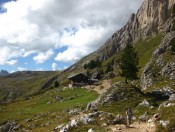 Die Sandro Pertini Hütte an der Südseite der Langkofelgruppe