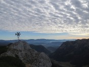 Der Gipfel der Leobner Mauer mit einem Windrad