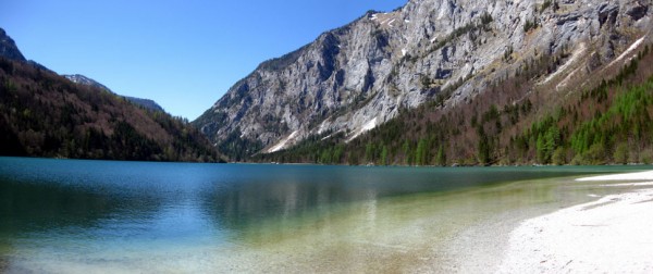 Blick auf die Seemauer vom Badestrand