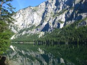 Die Seemauer spiegelt im glasklaren Leopoldsteinersee