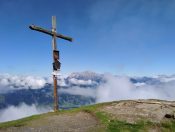 Schwalbenwand Gipfelkreuz mit den Leoganger Steinbergen im Hintergrund