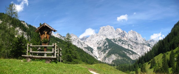 Marterl auf der Bindalm mit den Mühlsturzhörner