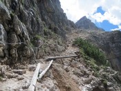 Abschüssige Stelle mit Seilsicherung hinunter in das Val Travenanzes