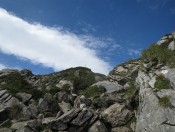 Der steinige Bergpfad zum Gipfel der Mauskarspitze
