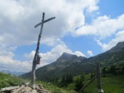 Beim Abstieg passieren wir das Nebelkreuz und blicken zurück auf den Schwarzenstein