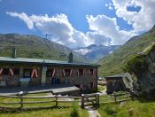 Wir erreichen die Osnabrücker Hütte mit einer beeindruckenden Bergwelt im Hintergrund.