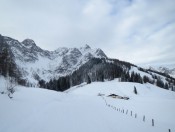 Eine kurze Abfahrt bringt uns zu den Blienteckalmen bevor wir den letzten Rücken zur Ostpreußenhütte in Angriff nehmen