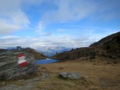 Am kleinen Paarsee blicken wir zum nebelverhangenen Hochkönig