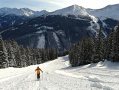 Im Hintergrund der Stubnerkogel mit Hängebrücke und Glocknerblick im Gipfelbereich