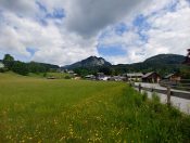 Wir starten unsere Wanderung in St. Gilgen und blicken auf den Plombergstein