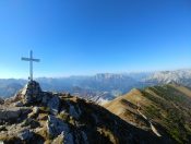 Wir erreichen das Gipfelkreuz am Polster