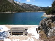 Blick auf den Pragser Wildsee bei einer Rastpause