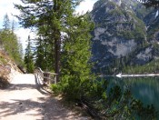 Herrlich angelegte Wanderwege führen um den Pragser See