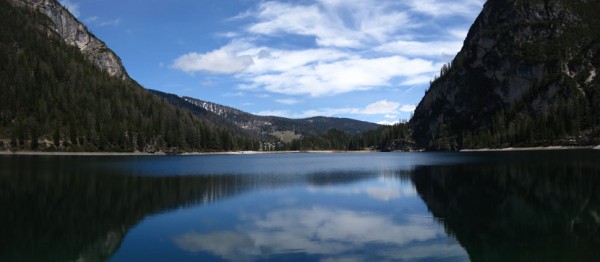 Das Panorama des Pragser Sees in den Pragser Dolomiten