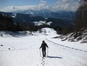 Herrliches sonniges Almgelände mit einer dünnen Schneeauflage am Rauchenbichl