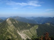 Der Regenspitz mit dem langen Gratweg bergab zur Feichtensteinalm