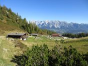 Die herrlich gelegene Reiteralmhütte bietet einen schönen Kinderspielplatz und lädt zum Verweilen ein.