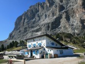 Rifugio Comici mit dem Langkofel im Hintergrund