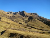 Die Rockfeldalm und der dahinter beginnende Kreilingersteig