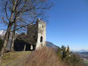 Die Ruine Karlstein und davor, etwas verdeckt, die Kirche St. Pankraz