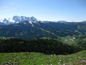 Blick von der Traunwaldalm auf Russbach und den Gosaukamm