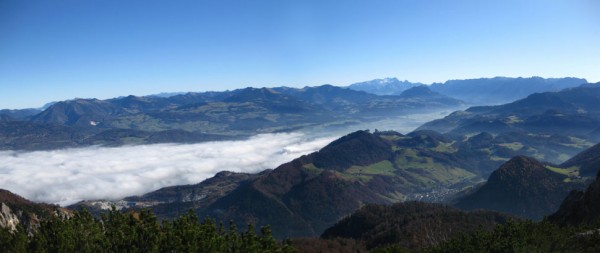 Blick auf das Salzachtal mit dem Dachstein im Hintergrund