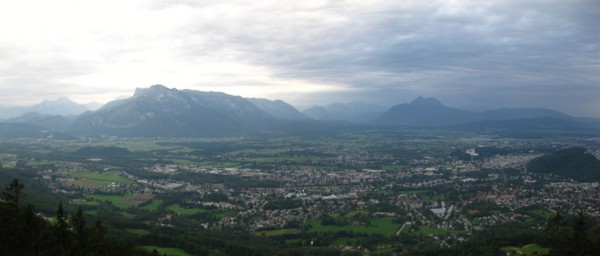 Die Stadt Salzburg vom Gaisberg Rundweg bei Gewitterstimmung