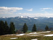 Die schneebedeckten Gipfel von Schlenken und Schmittenstein