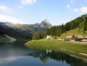 Wir starten unsere Wanderung am Schlierersee bei der Schliereralm. Blick auf die Riedingspitze.