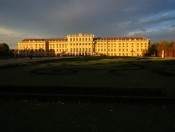 Das Schloss Schönbrunn in perfektem Sonnenlicht