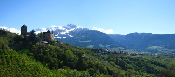Schloss Tirol und der Ort Dorf Tirol
