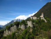 Schloss Tirol thront vor der eingeschneiten Texelgruppe