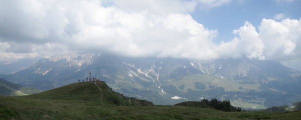 Der Schneeberggipfel mit dem wolkenverhangenen Hochkönig Massiv